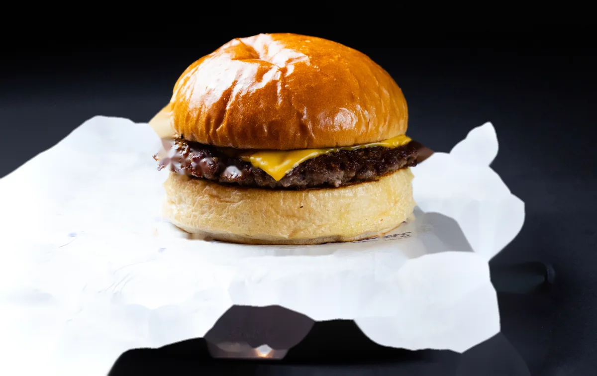 Cheeseburger armada sobre papel manteca, lista para servir