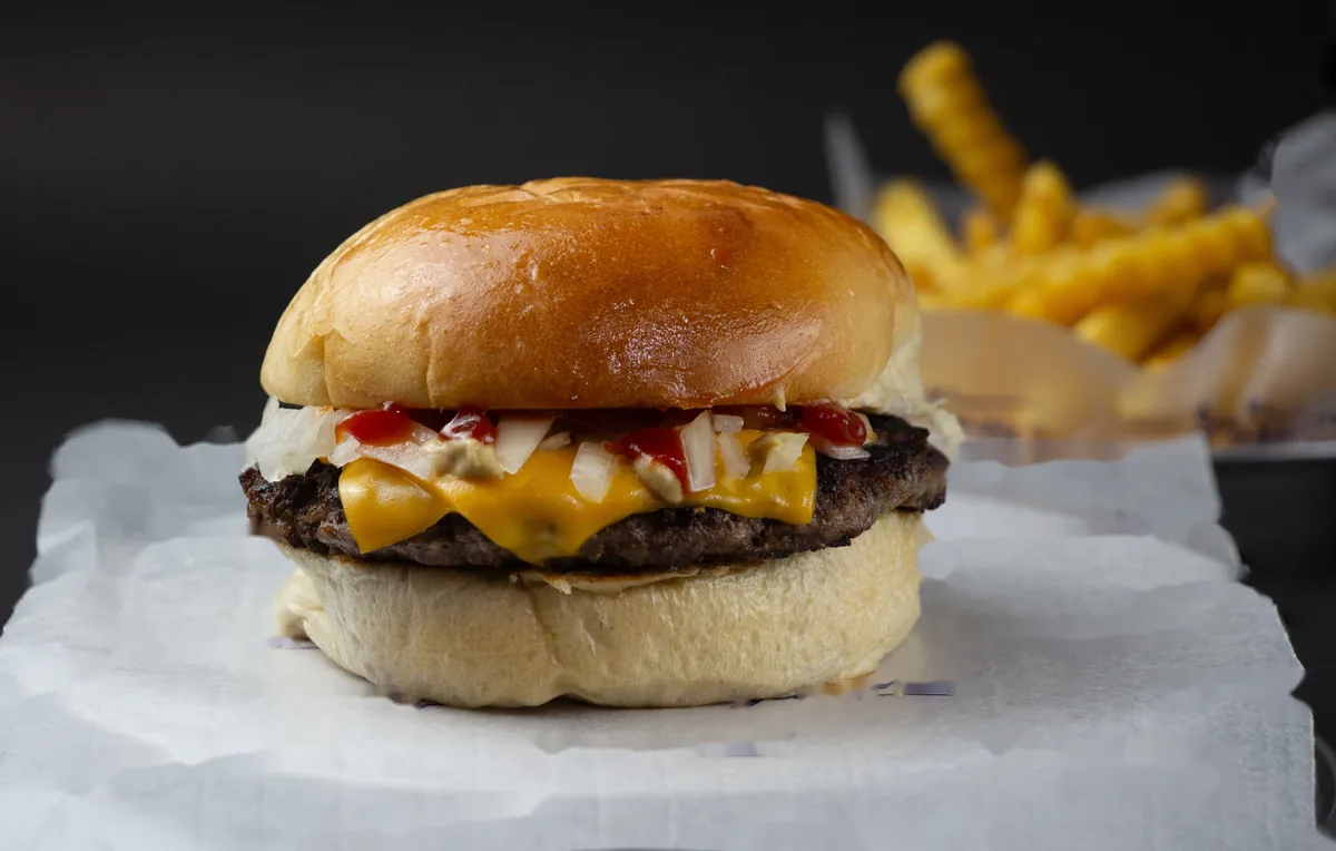Cheeseburger completa con papas: el plato que se costea paso a paso en el recetario